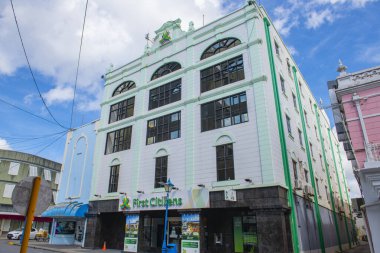 Brigetown, Barbados 'un tarihi şehir merkezinde Broad Caddesi' ndeki First Citizens Bankası. Tarihi Bridgetown ve Garnizonu UNESCO 'nun Dünya Mirası Bölgesi.