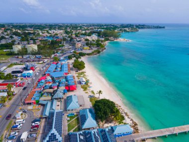 Oistins, Christ Church Parish, Barbados 'un tarihi şehir merkezindeki ana caddede balık pazarı ve balık pazarı plajı..