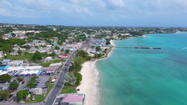 Oistins, Christ Church Parish, Barbados 'un tarihi şehir merkezindeki ana caddede balık pazarı ve balık pazarı plajı..