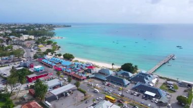 Oistins, Christ Church Parish, Barbados 'un tarihi şehir merkezindeki ana caddede balık pazarı ve balık pazarı plajı..