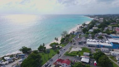 Oistins, Christ Church Parish, Barbados 'un tarihi şehir merkezindeki ana caddede balık pazarı ve balık pazarı plajı..