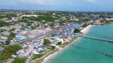 Oistins, Christ Church Parish, Barbados 'un tarihi şehir merkezindeki ana caddede balık pazarı ve balık pazarı plajı..