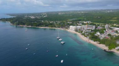 Holetown Plajı ve Holetown 'un tarihi şehir merkezinde, St. James Parish, Barbados' taki kıyı tatil beldeleri manzarası..