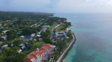Holetown Plajı ve Holetown 'un tarihi şehir merkezinde, St. James Parish, Barbados' taki kıyı tatil beldeleri manzarası..