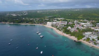 Holetown Plajı ve Holetown 'un tarihi şehir merkezinde, St. James Parish, Barbados' taki kıyı tatil beldeleri manzarası..