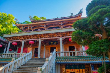 Güney Putuo Tapınağı 'nın Dharma Salonu (Konferans Salonu, Fatang). Bu tapınak, Çin 'in Fujian Eyaleti, Xiamen Şehri' nde (Amoy) Tang hanedanlığında kurulmuş ünlü bir Budist tapınağıdır..