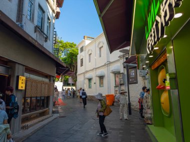 Gulangyu 'daki Longtou Yolu' ndaki tarihi ticari binalar Siming Bölgesi tarihi bölgesi, Xiamen Şehri, Fujian Eyaleti, Çin. Gulangyu UNESCO 'nun Dünya Mirası Bölgesi.