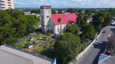 St. Michael Katedrali 'nin tarihi şehir merkezi olan Bridgetown, Barbados' taki St. Michael Row 'daki hava manzarası. Tarihi Bridgetown ve Garnizonu 2011 yılından bu yana UNESCO 'nun Dünya Mirasları Alanıdır..