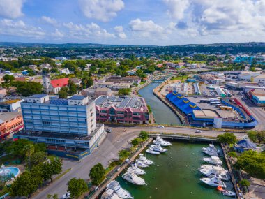 Yatlar tarihi şehir merkezi Bridgetown, Barbados 'taki Careenage' a (Anayasa Nehri) demirlemişti. Tarihi Bridgetown ve Garnizonu UNESCO 'nun Dünya Mirası Bölgesi.