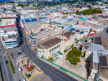 Bridgetown, Barbados 'un tarihi şehir merkezindeki Broad Caddesi' ndeki Parlamento Binası ve Müze hava manzarası. Tarihi Bridgetown ve Garnizonu UNESCO 'nun Dünya Mirası Bölgesi.