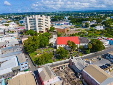 St. Michael Katedrali 'nin tarihi şehir merkezi olan Bridgetown, Barbados' taki St. Michael Row 'daki hava manzarası. Tarihi Bridgetown ve Garnizonu 2011 yılından bu yana UNESCO 'nun Dünya Mirasları Alanıdır..