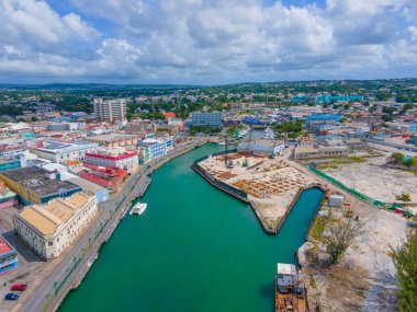 Bridgetown, Barbados 'un tarihi şehir merkezinde Wharf Yolu' nun önündeki gemiyle birlikte Careenage (Constitution River) liman manzarası. Tarihi Bridgetown ve Garnizonu UNESCO 'nun Dünya Mirası Bölgesi.