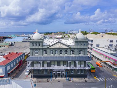 Barbados 'un tarihi şehir merkezi olan Bridgetown' daki Board Street 'te Prens Alfred Caddesi' ne karşılıklı yaşam sigortası derneği hava manzarası inşa ediyor. Tarihi Bridgetown ve Garnizonu UNESCO 'nun Dünya Mirası Bölgesi.