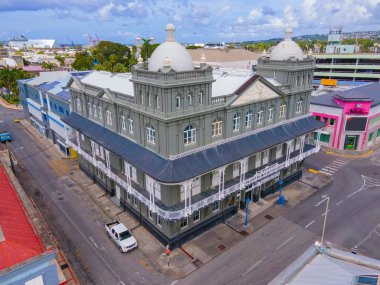 Barbados 'un tarihi şehir merkezi olan Bridgetown' daki Board Street 'te Prens Alfred Caddesi' ne karşılıklı yaşam sigortası derneği hava manzarası inşa ediyor. Tarihi Bridgetown ve Garnizonu UNESCO 'nun Dünya Mirası Bölgesi.