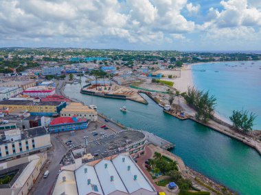 Bridgetown, Barbados 'un tarihi şehir merkezinde Wharf Yolu' nun önündeki gemiyle birlikte Careenage (Constitution River) liman manzarası. Tarihi Bridgetown ve Garnizonu UNESCO 'nun Dünya Mirası Bölgesi.
