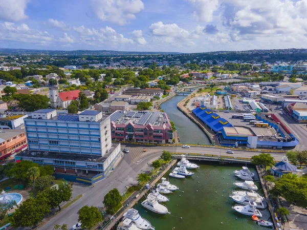 Yatlar tarihi şehir merkezi Bridgetown, Barbados 'taki Careenage' a (Anayasa Nehri) demirlemişti. Tarihi Bridgetown ve Garnizonu UNESCO 'nun Dünya Mirası Bölgesi.