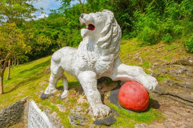 Gun Hill Sinyal İstasyonu 'ndaki Gun Hill heykelindeki aslan. Gun Hill Sinyal İstasyonu, Barbados, St. George Parish 'te bir askeri karakol. Burası Barbados 'taki en büyük sinyal istasyonu..