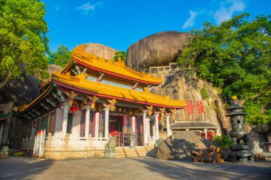 Huxi Tapınağı 'ndaki Mahavira Hall (Ana Salon). Bu tapınak, Xiamen Şehri, Fujian Eyaleti, Çin 'in Siming Bölgesi' ndeki Huxi Yan (Tiger Creek Rock) Dağı 'nda bulunan tarihi bir Budist tapınağıdır..
