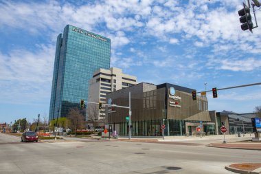 Toledo, Ohio OH, ABD merkezindeki Maumee Nehri üzerindeki Hayal İstasyonu ve Beşinci Banka Binası.