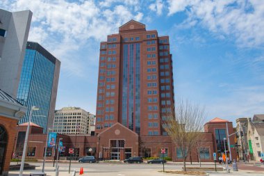 Summit Center namı diğer KeyBank Tower 1992 yılında Toledo, Ohio OH, ABD 'de bulunan 333 N Summit Street' te inşa edilmiş modern bir gökdelendir..