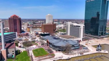 Toledo, Ohio OH, ABD merkezindeki Maumee Nehri üzerindeki Hayal İstasyonu ve Beşinci Banka Binası.