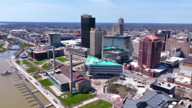 Toledo modern şehir Maumee Nehri 'ndeki gökyüzü manzarası, Promenade Park, Promedica genel merkezi, PNC Bank Binası ve Maumee Kulesi, Ohio OH, ABD.