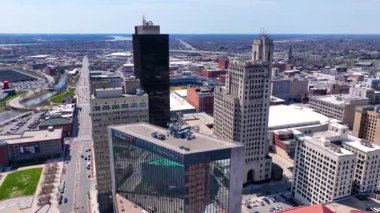Toledo modern şehir Maumee Nehri 'ndeki gökyüzü manzarası, Promenade Park, Promedica genel merkezi, PNC Bank Binası ve Maumee Kulesi, Ohio OH, ABD.