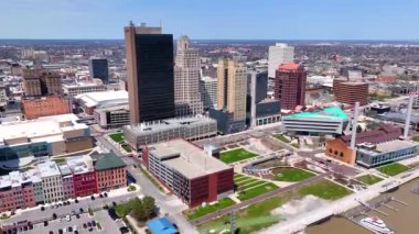 Toledo modern şehir Maumee Nehri 'nde gökyüzü manzarası, Promenade Park, Promedica binası, Levis Meydanı, Beşinci Banka binası, Toledo, Ohio OH, ABD.