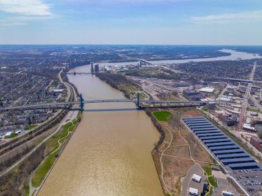 Anthony Wayne Köprüsü (Yüksek Seviye Köprü) hava görüntüsü. Bu köprü Toledo, Ohio OH, ABD 'deki Maumee Nehri üzerinde uzanır..