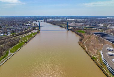 Anthony Wayne Köprüsü (Yüksek Seviye Köprü) hava görüntüsü. Bu köprü Toledo, Ohio OH, ABD 'deki Maumee Nehri üzerinde uzanır..