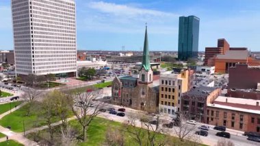 Toledo, Ohio OH, ABD merkezindeki 428 E Erie Caddesi 'ndeki St. Paul Lutheran Kilisesi hava manzaralı..