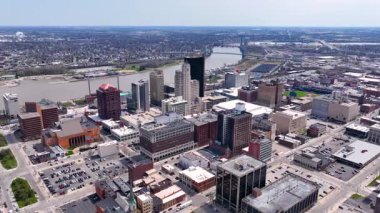 Toledo modern şehir Maumee Nehri 'ndeki gökyüzü manzarası, Promenade Park, Promedica genel merkezi, PNC Bank Binası ve Maumee Kulesi, Ohio OH, ABD.