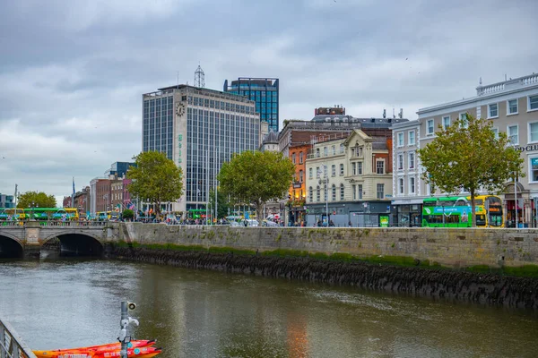 River Liffey 'in güney kıyısındaki O' Connell Köprüsü Evi ile tarihi ticari binalar Temple Bar 'daki Aston Quay, eski şehir Dublin, İrlanda.