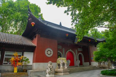 Qixia Tapınağının Koruyucu Savaşçıları Salonu. Bu tapınak Qixia Dağı Sahne Bölgesi, Qixia Bölgesi, Nanjing Şehri, Jiangsu Eyaleti, Çin 'de bir Budist tapınağıdır..