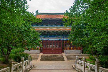 Çin 'in Jiangsu Eyaleti Nanjing şehrinin kuzeybatısındaki Yuejiang Kulesi yakınlarındaki Shizi Dağı' ndaki tarihi antik binalar..