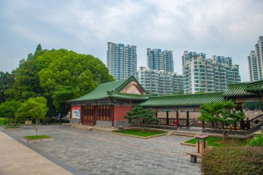 Çin 'in Jiangsu Eyaleti Nanjing şehrinin kuzeybatısındaki Yuejiang Kulesi yakınlarındaki Shizi Dağı' ndaki tarihi antik binalar..