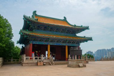 Yuejiang (View Yangtze Nehri) Çin 'in Jiangsu Eyaleti' nin Nanjing şehrinin kuzeybatısındaki Shizi Shan (Lion Dağı) tepesinde yer almaktadır..