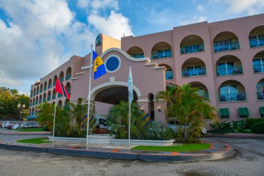 Accra Beach Oteli ve Barbados 'taki Hastings kasabasındaki Spa Oteli..