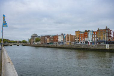 Liffey Nehri 'nin yukarısındaki Ormond Quay' da tarihi ticari binalar, arkada O 'Donovan Rossa Köprüsü, Dublin eski şehri, İrlanda.