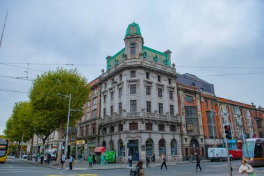 O 'Connell Caddesi' ndeki tarihi ticari binalar Kuzey Şehri, Dublin, İrlanda 'daki Abbey Caddesi' nde..