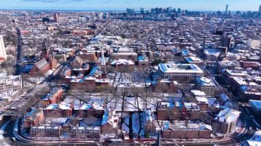 Eski Harvard Yard hava manzarası Anıt Salonu, Memorial Kilisesi, Widener Kütüphanesi ve Cambridge 'in tarihi merkezinde bulunan Üniversite Salonu, Massachusetts MA, ABD.
