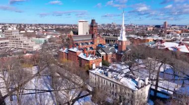 Harvard Üniversitesi Anıt Salonu kışın, Cambridge, Massachusetts MA 'nın tarihi merkezinde, Old Harvard Yard' da..