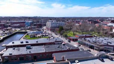 Salem tarihi şehir merkezi hava manzarası Salem Harbor ve Hawthorne Bulvarı 'ndaki Kusursuz Gebelik Kilisesi dahil olmak üzere Salem, Essex County, Massachusetts MA, ABD.