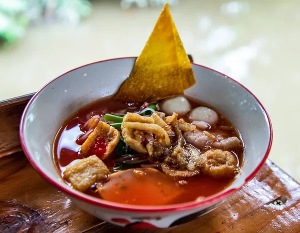 Yentafo Thai Noodle Met Roze Soep Keramische Kom Houten Tafel — Stockfoto