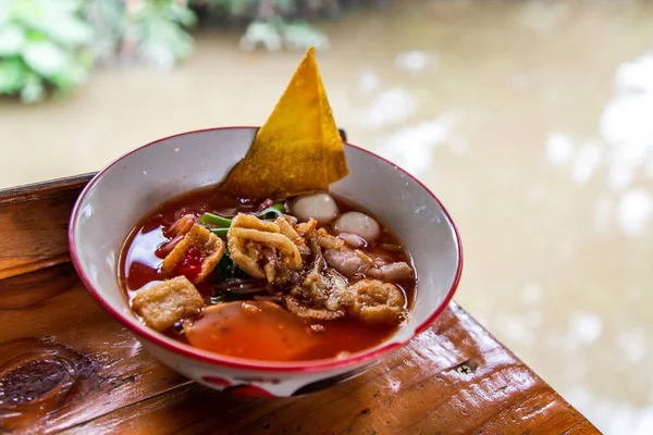 Yentafo Thai Noodle Met Roze Soep Keramische Kom Houten Tafel — Stockfoto