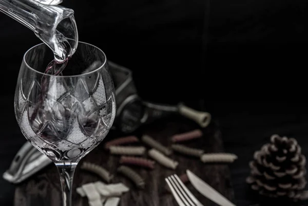 ピッチャーからワイングラスに赤ワインを注ぐフラットレイアウト組成 伝統的なワイン製造とワインの試飲のコンセプト テキストのための無料スペース — ストック写真