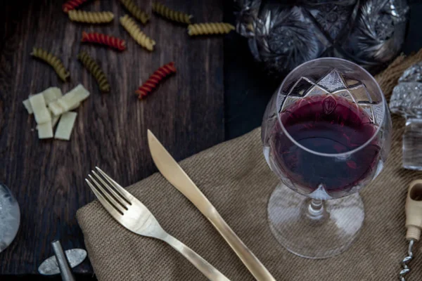 Composizione Flat Lay Con Brocca Calici Vino Rosso Cavatappi Fondo — Foto Stock