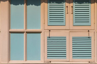 Pastel renginin güzelliği ahşap pencereler. Tam olarak odaklanamıyorum..