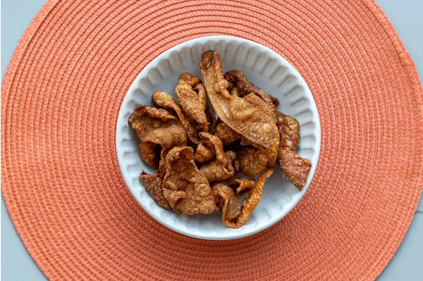 Tailandês Lanches Tradicionais Crocante Frito Pele Frango Uma Tigela Branca — Fotografia de Stock