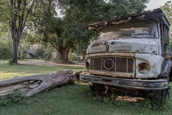 Rusty Antiguo Camión Maderero Antigua Zona Granja Tradicional Coche Abandonado — Foto de Stock